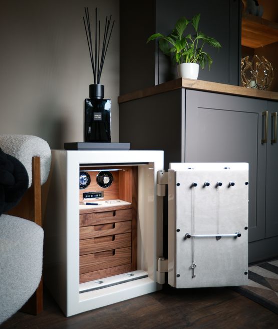 Johnson's Of Lichfield Luxury Safes Petite High Gloss Cream Lacquer - Grade 3 - Size 2 - Holds 2 Watch Winders